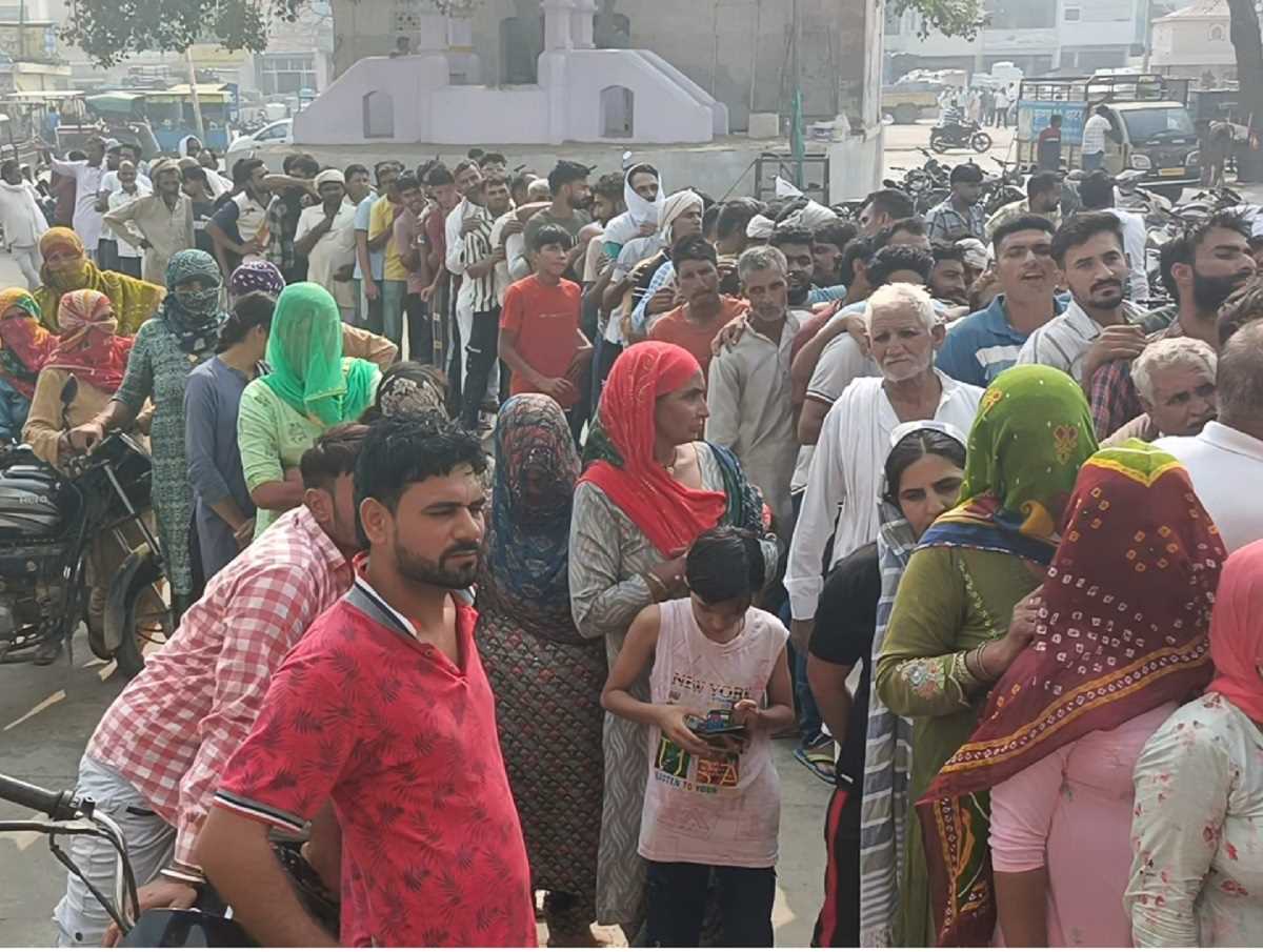 किसानों ने कहा, खाद के लिए सुबह 6 बजे से लाइन में लग रहे हैं, फिर भी नहीं मिल पा रहा है